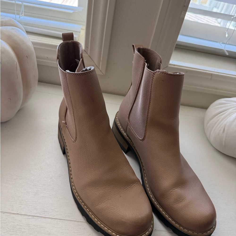 Universal Thread Tan Chelsea boots